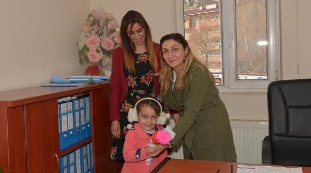 Minik Öğrencilerden 'Kadınlar Günü' Etkinliği