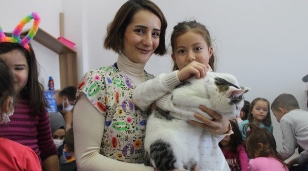 Minik öğrencilere hayvan sevgisi aşılanıyor