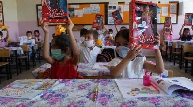Minik öğrencilere hijyen seti ve oyuncak