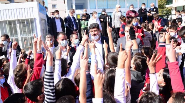 Minik öğrencilere satranç takımı