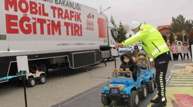 Minik öğrencilere uygulamalı trafik eğitimi