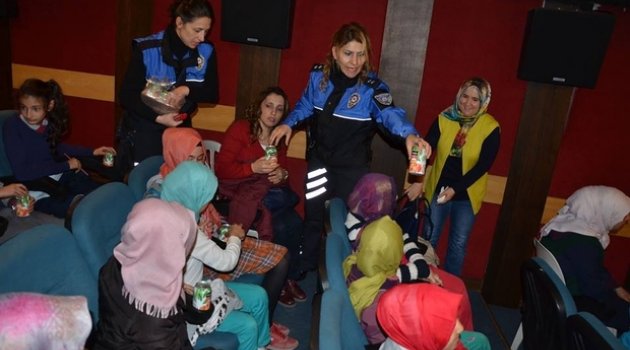 Minik Öğrencileri bu kez polis ablaları sevindirdi