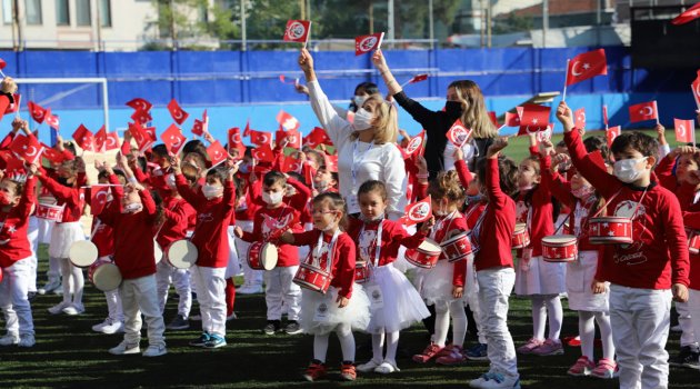 Minik öğrencilerin bando gösterisi