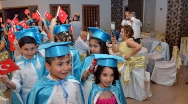 Minik Öğrencilerin Mezuniyet Coşkusu