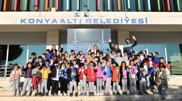 Minik okurlar 'Konyaaltı Kütüphanesi'ni ziyaret etti