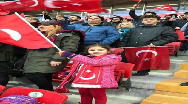 Minik Sudenaz'dan Duygulandıran Hareket