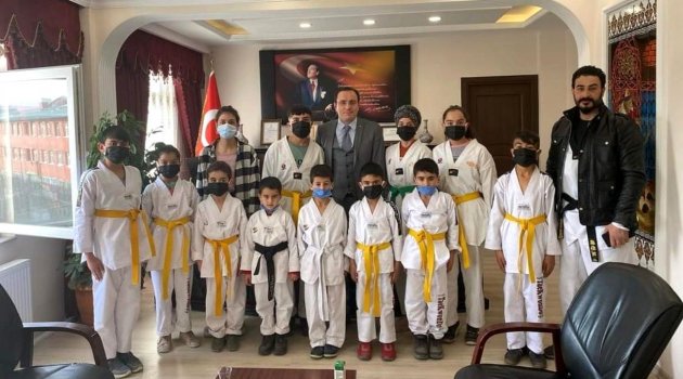 Minik taekwondoculardan Kaymakam Türker'e ziyaret