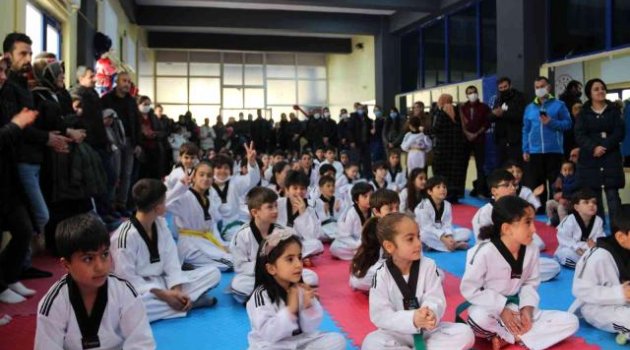 Minik tekvandocular kuşak bağladı
