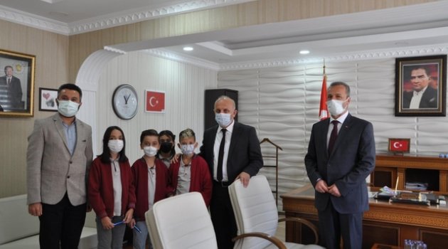 Minik yazarlar kitaplarını imzaladı