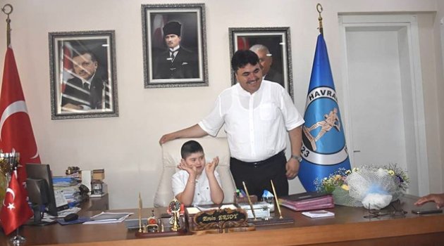 Minik Yiğit Makam Koltuğuna Oturdu