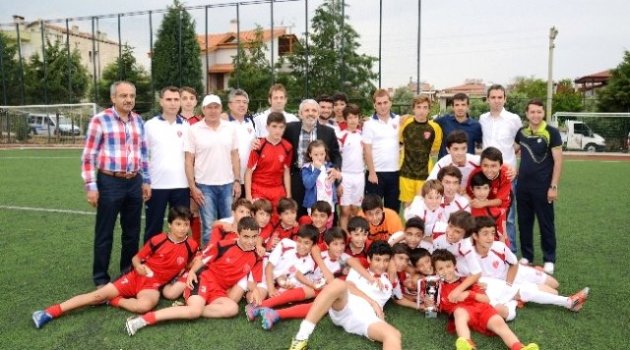 Minik Yüzücüler Madalyalarını Aldı