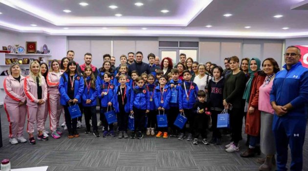Minik yüzücülerden dikkat çeken performans