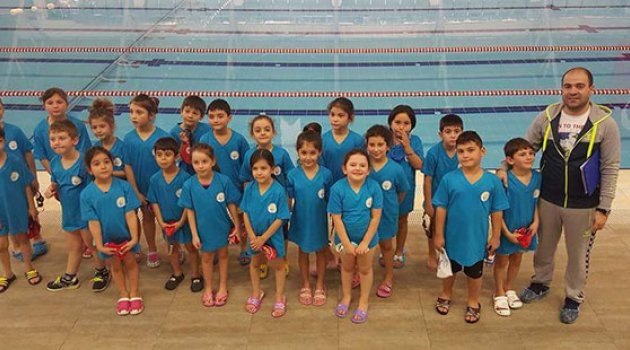 Minik yüzücülerin ilk madalya heyecanı