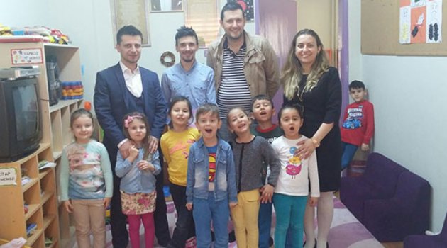 Minikler, babaları ile birlikte öğrendi