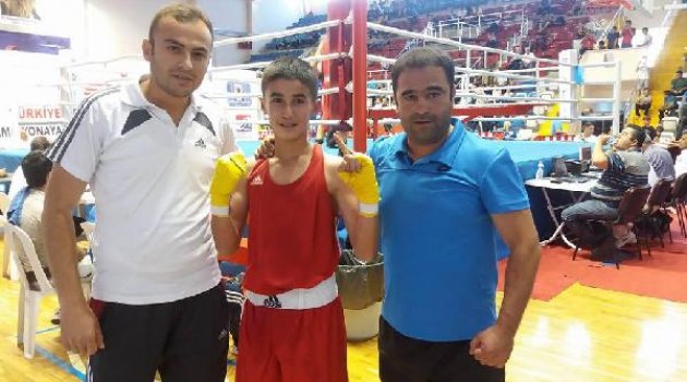 Minikler boks 41,5 kiloda Emin Dalbudak Türkiye şampiyonu