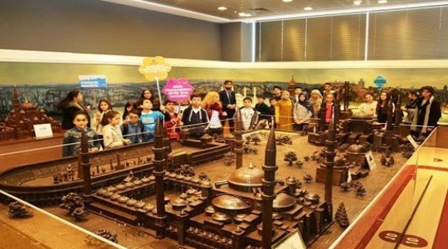 Minikler, çikolata sokağında unutulmaz bir gün yaşadılar
