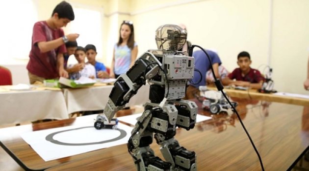 Minikler Çocuk Üniversitesi'nde Robot Yapmayı Öğreniyor