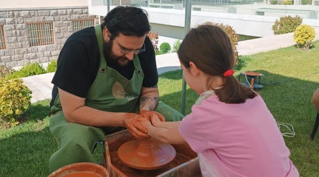 Minikler çömlekçi tornasının başına geçti
