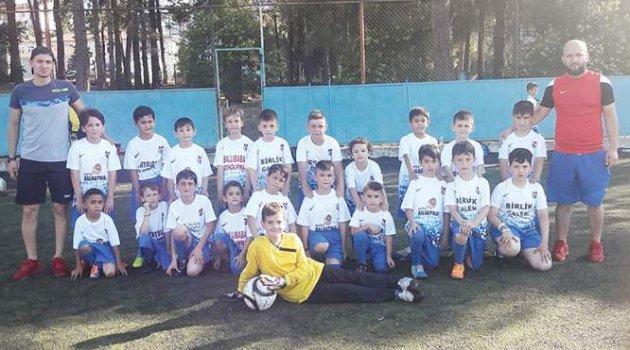 Minikler Futbolda Yeteneklerini Sergiliyor