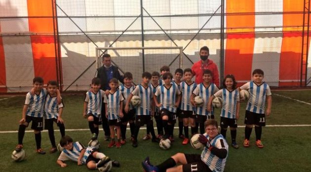 Minikler geleceğin futbolcusu olmak için çalışıyor