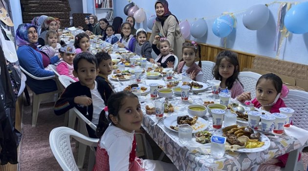Minikler iftar sofrasında buluştu
