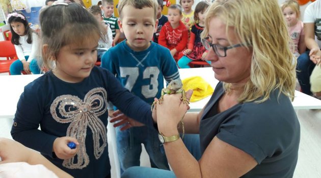 Minikler iguana Muhittin ile tanıştı