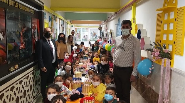 Minikler ilmek ilmek sevgi örüyor