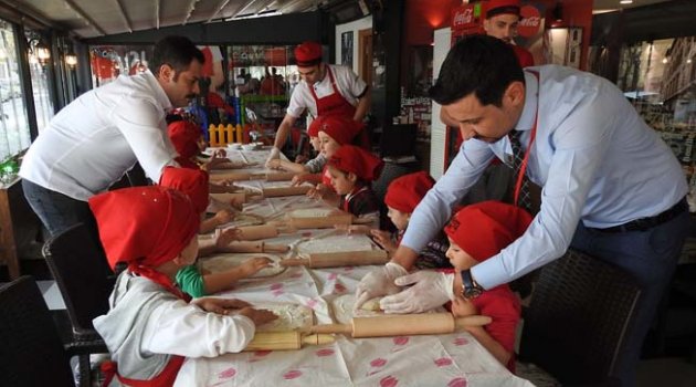 Minikler Kendi Elleriyle Pizza Yaptılar
