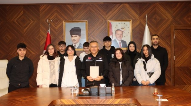 Minikler kumbaralarını teslim etti