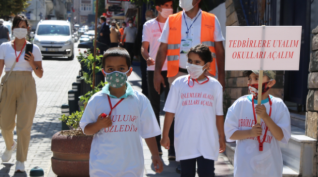 Minikler, maske takmayanları uyardı!