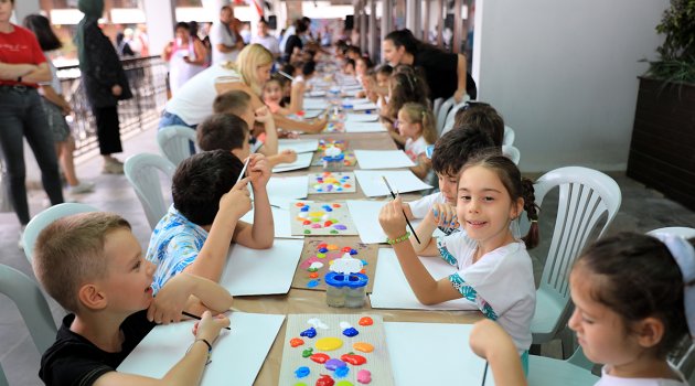 Minikler özgürce tuvalleri boyadı
