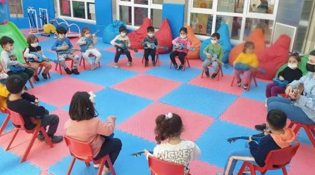 Minikler ukulele öğrenip türküler söylüyor
