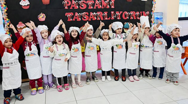 Minikler yeni yıl pastalarını yaptı