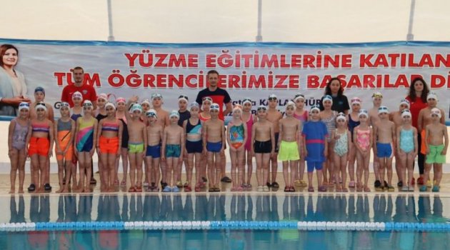 Minikler yüzücü olabilmek için çalışıyor