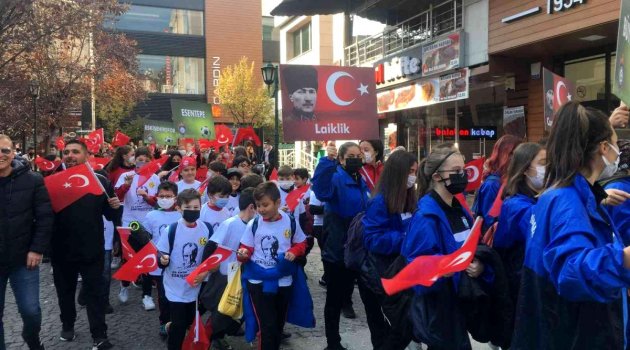Miniklerden Cumhuriyet Bayramı yürüyüşü