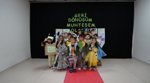Miniklerden geri dönüşüm defilesi