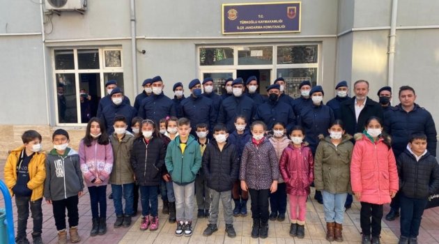 Miniklerden jandarmaya atkı hediyesi