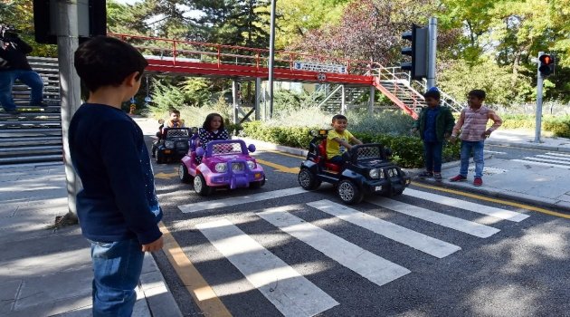 Miniklere Çocuk Trafik Eğitim Parkında Eğlenceli Eğitim