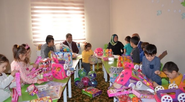 Miniklerin Oyuncakları Başkan Amcalarından
