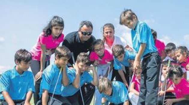 Muhtaç çocuklar şimdi golf yıldızı