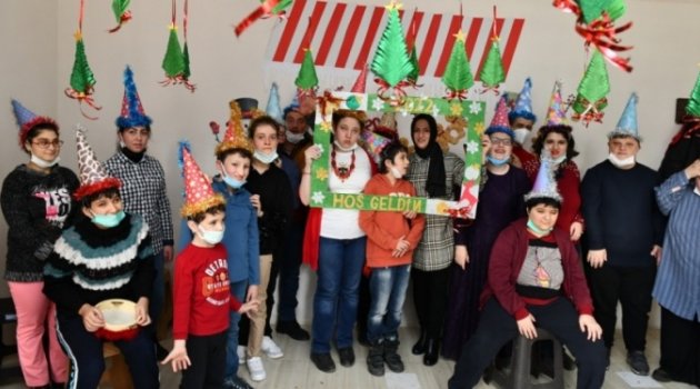 Mustafakemalpaşa'da özel öğrencilerin yeni yıl coşkusu