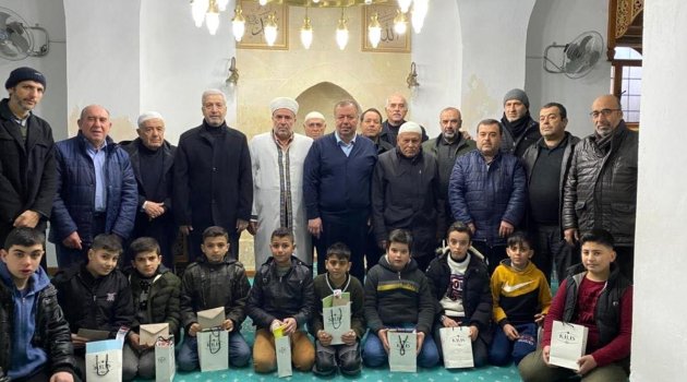 Namaz surelerini öğrenen çocuklar ödüllendirildi