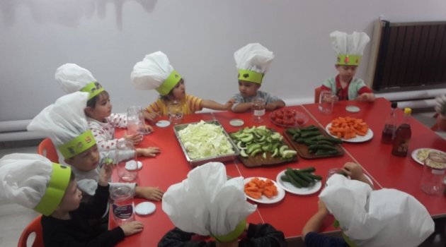 Neşeli Minikler Turşu Yapmayı Öğrendi