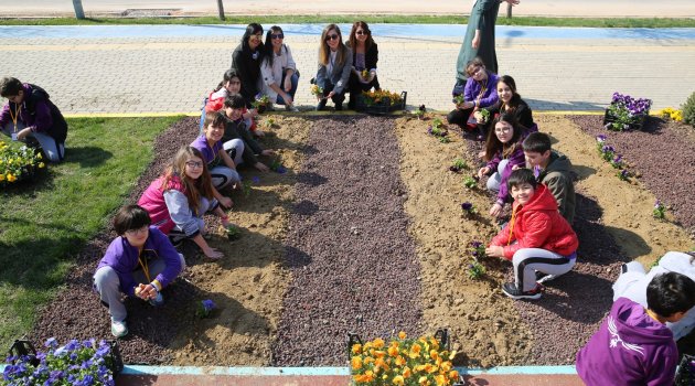 Nilüfer Çocukların Elleriyle Çiçek Açtı