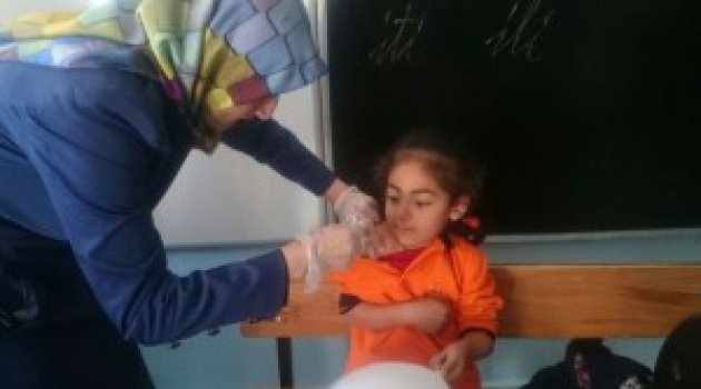 Öğrenciler Aşılanıyor