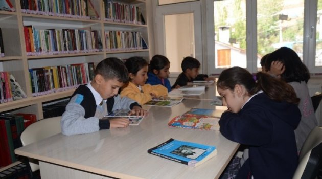 Öğrenciler Kütüphane İçin Sıra Bekliyor