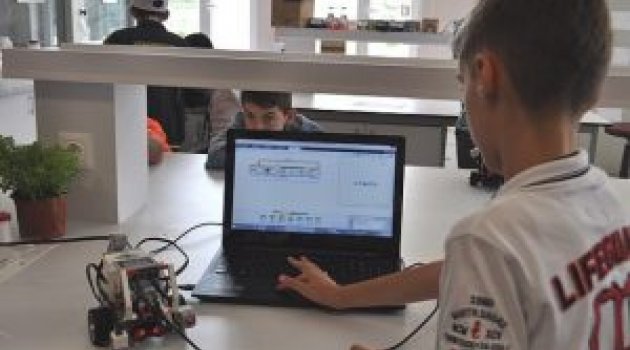 Öğrenciler Robotlarla Deney Yaptı