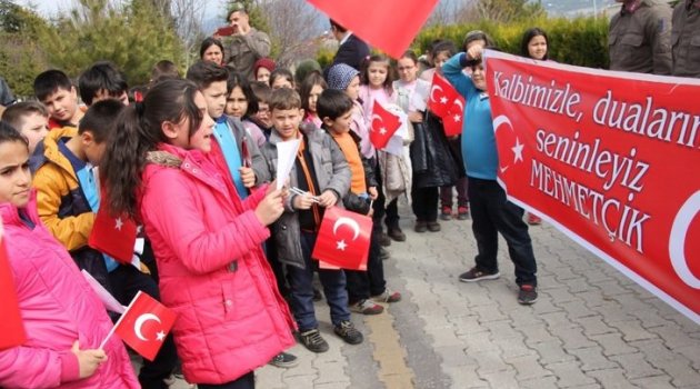 Öğrencilerden Askere Moral Ziyareti