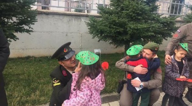 Öğrencilerden Sınırdaki Mehmetçiğe Hediye