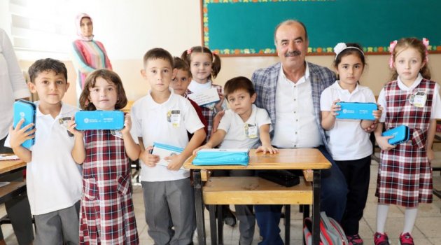Öğrencilere İlk Hediyeleri Başkan Amcalarından